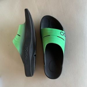 New Oofos sandals. Green color.